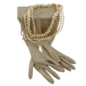 Retro Accessories 1950s 1960s Costume Pearl-Like Bead Necklaces Elbow Gloves